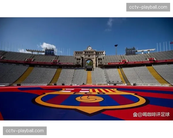 科曼现身诺坎普包厢，与巴萨高层共同观战